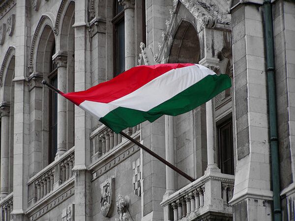 Fitch rebaja un escalón la nota de Hungría - Sputnik Mundo