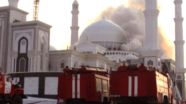 Incendio en la mezquita más grande de Asia Central - Sputnik Mundo