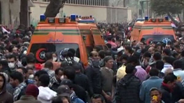 Manifestantes atacan con piedras a policías en El Cairo - Sputnik Mundo