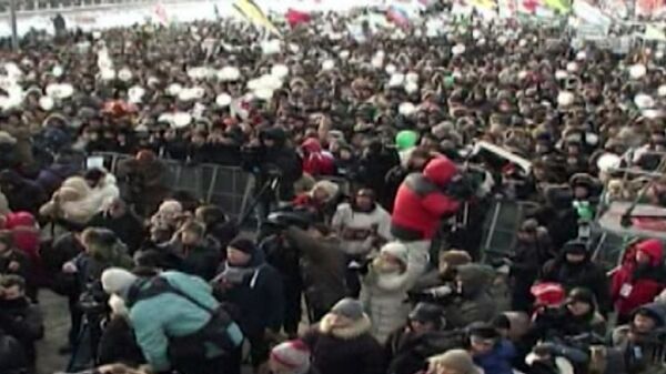 Decenas de miles de rusos toman el centro de Moscú para exigir “Elecciones limpias”  - Sputnik Mundo
