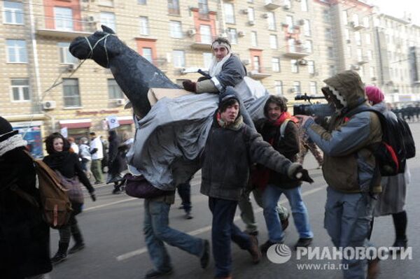 Un toque de carnaval en las manifestaciones de Moscú - Sputnik Mundo