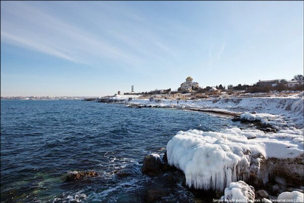 La nieve cubre las ruinas de Quersoneso Táurico, antigua colonia griega en Crimea - Sputnik Mundo