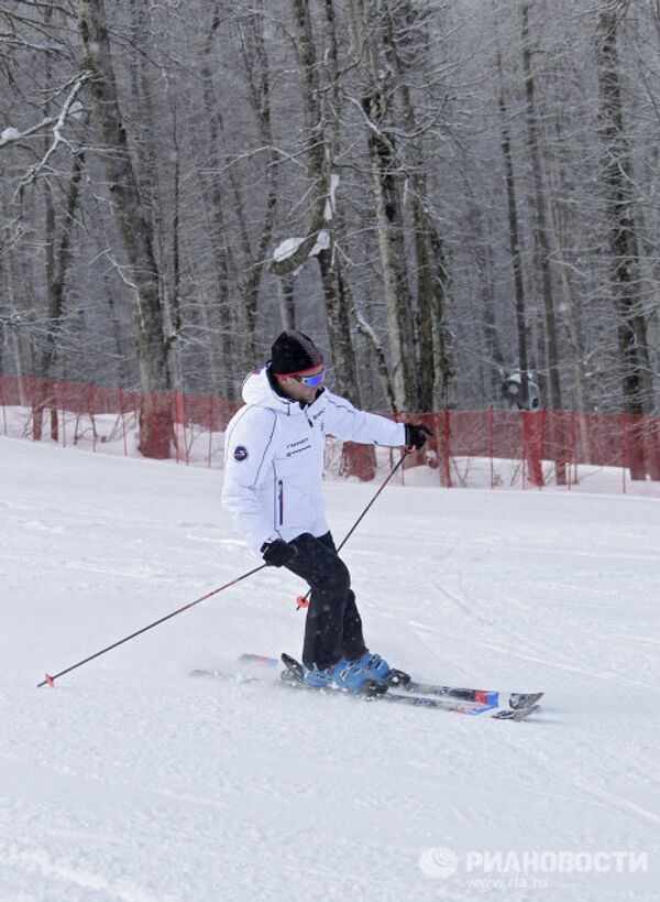 Dmitri Medvédev en una estación de esquí alpino - Sputnik Mundo