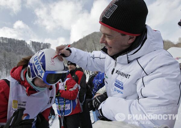 Dmitri Medvédev en una estación de esquí alpino - Sputnik Mundo