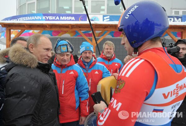 Vladímir Putin se lanza en trineo por una pista de bobsleigh - Sputnik Mundo