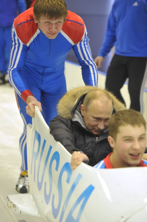 Vladímir Putin se lanza en trineo por una pista de bobsleigh - Sputnik Mundo