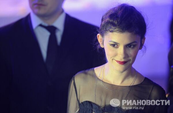 Audrey Tautou estrena la “Delicatesse” en Moscú y recibe 115 rosas blancas - Sputnik Mundo