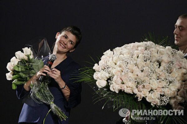 Audrey Tautou estrena la “Delicatesse” en Moscú y recibe 115 rosas blancas - Sputnik Mundo