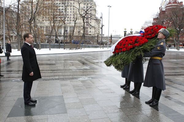 Medvédev deposita ofrenda floral a la Tumba del Soldado Desconocido el Día del Defensor de la Patria - Sputnik Mundo