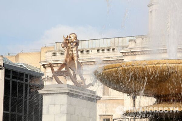 La plaza londinense de Trafalgar luce una nueva escultura - Sputnik Mundo