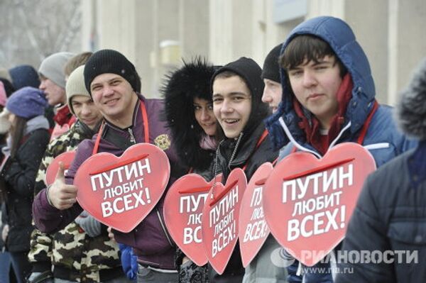 Corazones y banderas en apoyo a Vladímir Putin en Moscú - Sputnik Mundo