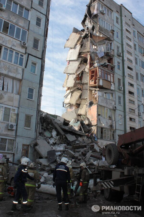 Trabajos de rescate en el lugar del derrumbe en Astracán  - Sputnik Mundo
