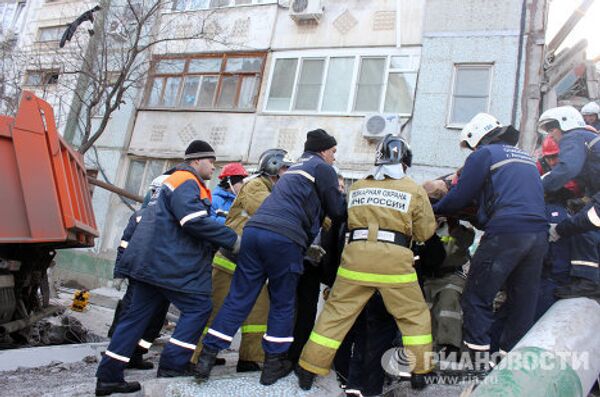 Trabajos de rescate en el lugar del derrumbe en Astracán  - Sputnik Mundo