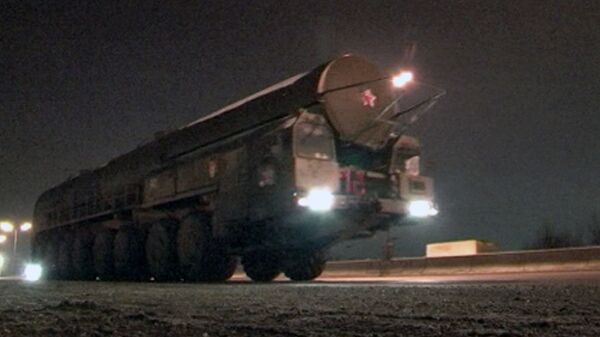 Misiles balísticos “Topol-M” transitan por las calles a Moscú  - Sputnik Mundo