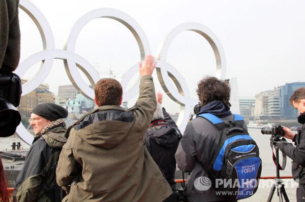 Aros olímpicos gigantes navegan por el Támesis - Sputnik Mundo