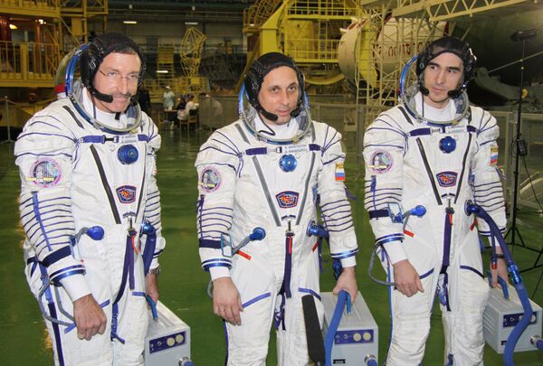 Módulo de descenso con tres ex tripulantes de la ISS toca tierra sin incidentes - Sputnik Mundo