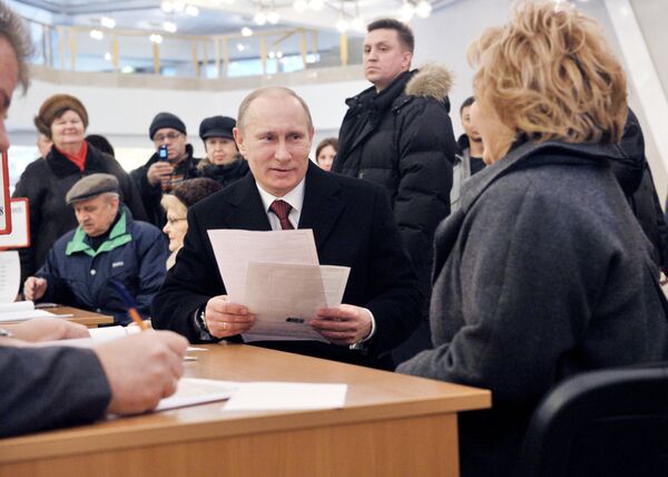 Putin gana presidenciales en primera ronda según sondeos a pie de urna - Sputnik Mundo