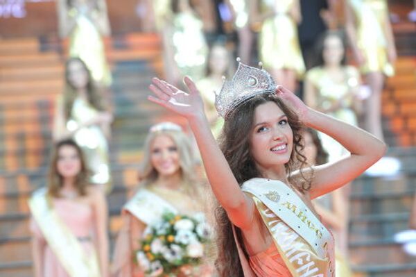 La ganadora y las finalistas del concurso de belleza Miss Rusia 2012 - Sputnik Mundo