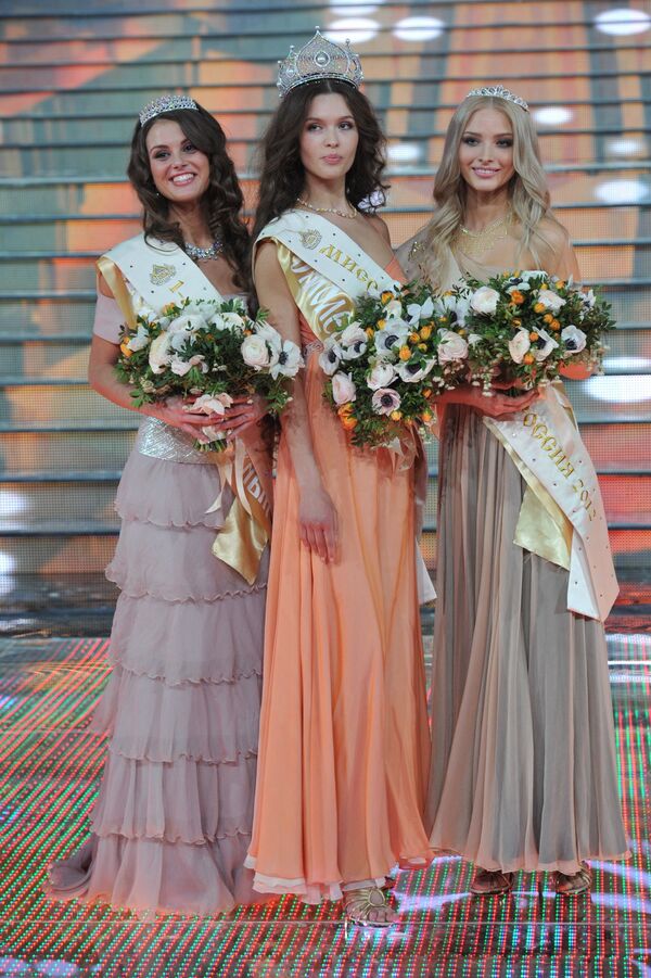 La ganadora y las finalistas del concurso de belleza Miss Rusia 2012 - Sputnik Mundo