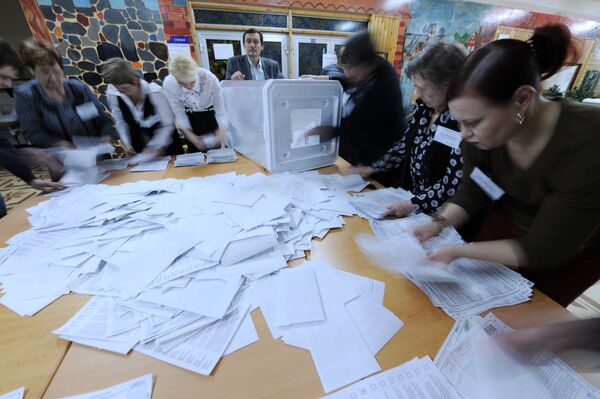 Comisión Central Electoral rusa afirma que unos 320 mil observadores supervisaron las elecciones presidenciales en Rusia - Sputnik Mundo