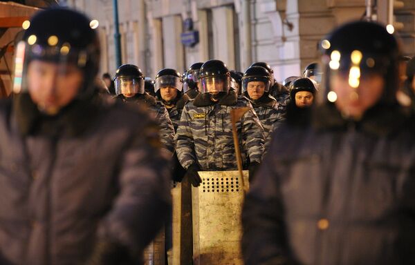 Сотрудники правоохранительных органов на на Пушкинской площади - Sputnik Mundo