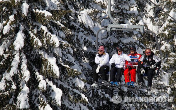 Medvédev, Putin y Berlusconi visitan la estación de esquí Krasnaya Poliana - Sputnik Mundo