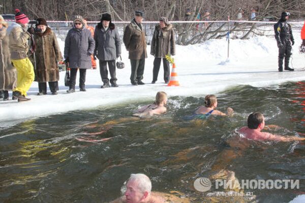 Aficionados moscovitas a la natación de invierno cierran la temporada - Sputnik Mundo