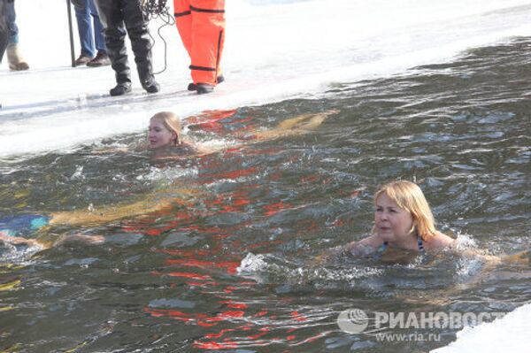 Aficionados moscovitas a la natación de invierno cierran la temporada - Sputnik Mundo