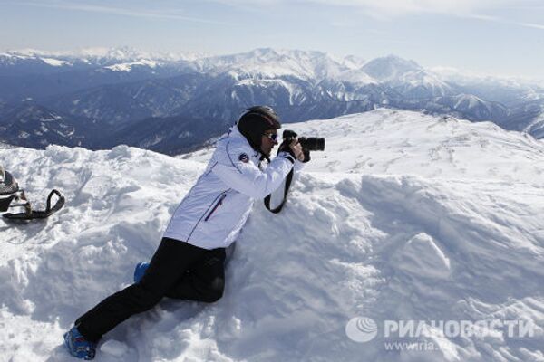 El presidente Medvédev ensaya una pista de esquí en el Cáucaso del Norte - Sputnik Mundo