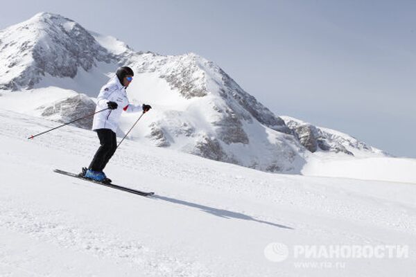 El presidente Medvédev ensaya una pista de esquí en el Cáucaso del Norte - Sputnik Mundo