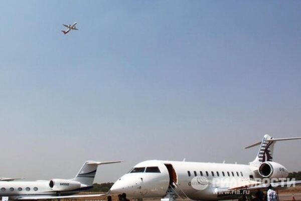 Empresas de 18 países exhiben sus equipos aeronáuticos en la feria India Aviation 2012 - Sputnik Mundo