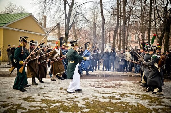 Aficionados a la reconstrucción histórica reeditan una batalla de la Guerra Patriótica rusa de 1812 - Sputnik Mundo