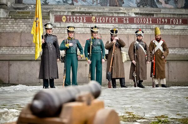 Aficionados a la reconstrucción histórica reeditan una batalla de la Guerra Patriótica rusa de 1812 - Sputnik Mundo