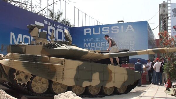 Rusia exhibe nueva versión del tanque T-90S en la India - Sputnik Mundo