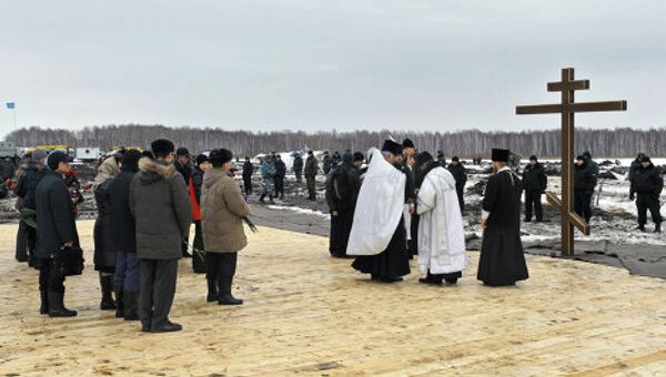 Oficio religioso en el lugar de la catástrofe aérea en Siberia - Sputnik Mundo