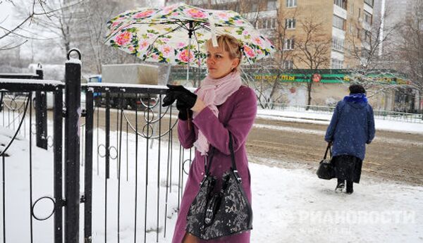 El invierno no quiere ceder y arroja avalancha de nieve sobre Moscú  - Sputnik Mundo