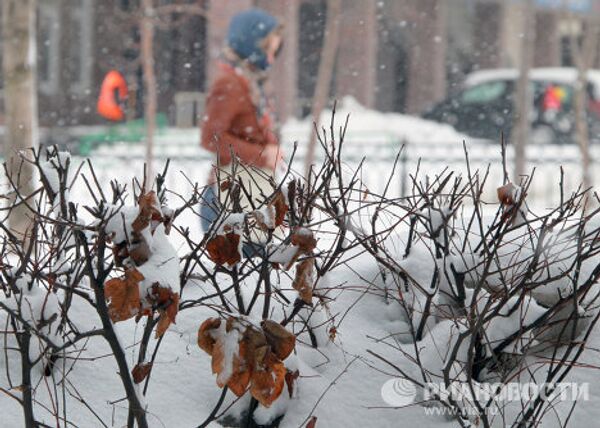 El invierno no quiere ceder y arroja avalancha de nieve sobre Moscú  - Sputnik Mundo