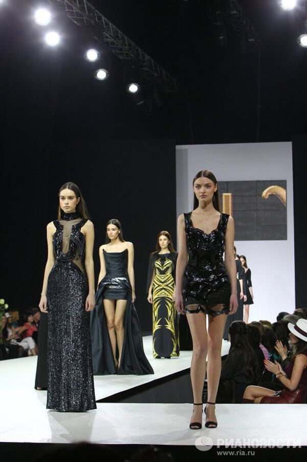 Colección en negro de Yudashkin en la Semana de Moda de Moscú - Sputnik Mundo