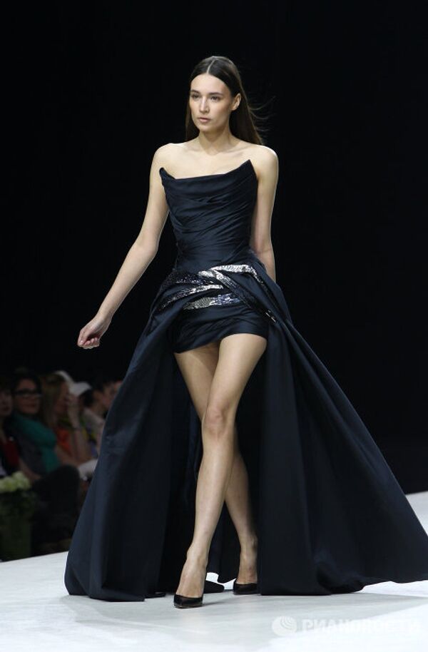 Colección en negro de Yudashkin en la Semana de Moda de Moscú - Sputnik Mundo