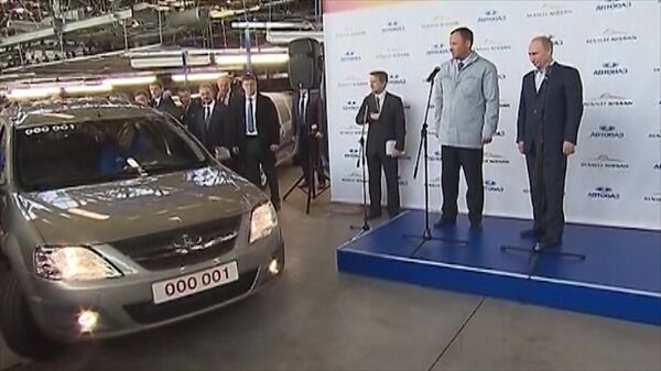 Vladimir Putin pone autógrafo en primer coche Lada Largus - Sputnik Mundo