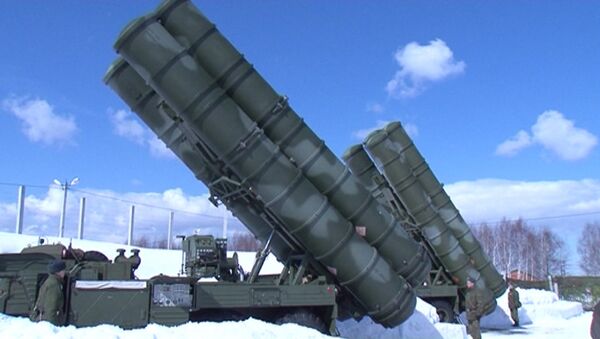 Misiles antiaéreos S-400 en estado operacional para defender Moscú  - Sputnik Mundo