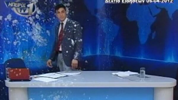 Anarquistas griegos atacan con yogures y huevos a presentador de televisión - Sputnik Mundo