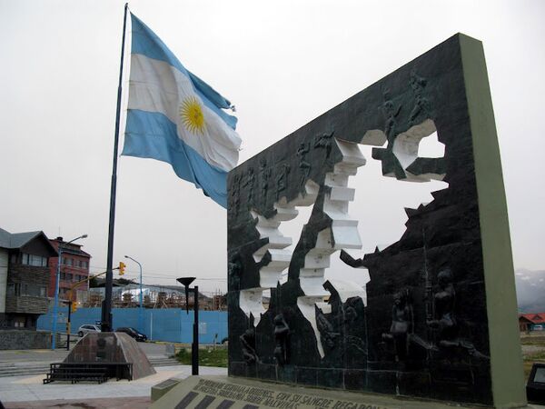Monumento conmemorativo a los caídos argentinos en la Guerra de las Malvinas en Ushuaia - Sputnik Mundo