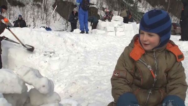 Niño ruso de Múrmansk construye una vivienda de nieve para ratones y erizos - Sputnik Mundo