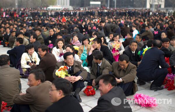 Júbilo en Pyongyang con motivo de inauguración de monumento a Kim Jong-il - Sputnik Mundo