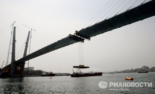 Rusia construye uno de los puentes colgantes más grandes del mundo - Sputnik Mundo
