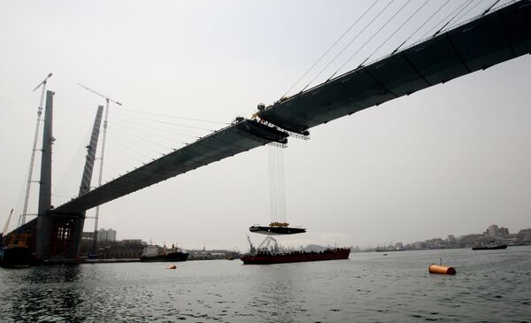 Puente entre la parte continental de la ciudad y la isla Russki en Vladivostok, Rusia - Sputnik Mundo