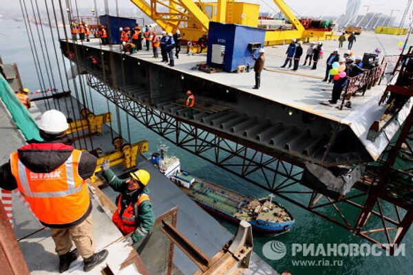 Rusia construye uno de los puentes colgantes más grandes del mundo - Sputnik Mundo