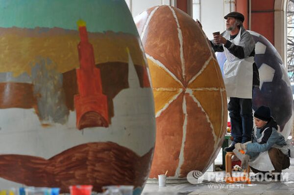 Cincuenta huevos pascuales gigantes creados durante el festival “Arte vivo” - Sputnik Mundo
