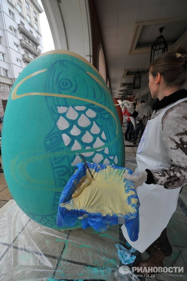 Cincuenta huevos pascuales gigantes creados durante el festival “Arte vivo” - Sputnik Mundo